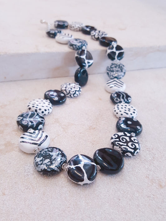 handmade-clay-necklace-kenya-women-kazuri-swahili-beautiful-bead-necklace-black-white-iran-pattern
